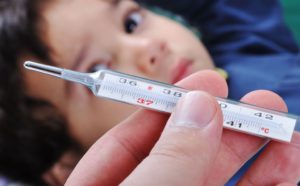 Если ребенка беспокоят хотя бы два симптома из перечисленных, то это весомый повод для обращения к детскому врачу