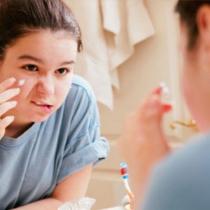 Причины появления прыщей на лице Воспаленный прыщ на лице: как от него избавиться?