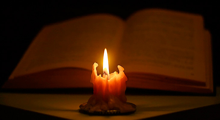 Свеча на столе